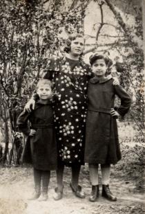 Shlima Goldstein with her mother Polia Gersh and sister Alexandra Kravchenko