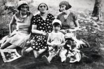 Zlata Tkach, her mother Fania Berehman and her friends