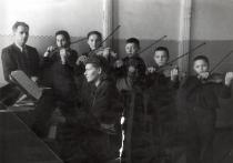 Moisey Berehman with the ensemble of his pupils
