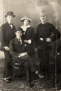 Weisz Adolf, Eisikovits Dezsõ és Dezsõné egy baráttal