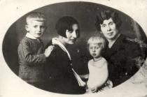 Rosenfeld Lajosné gyerekeivel és anyósával
