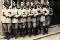 Blum Zoltán katonatársaival a katonai szolgálat alatt