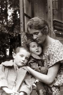 Maria Yanova with her daughters Evgenia Lebenson and Marina Sineokaya