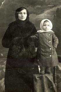 Sima Shvarts with her mother Risya Shvarts