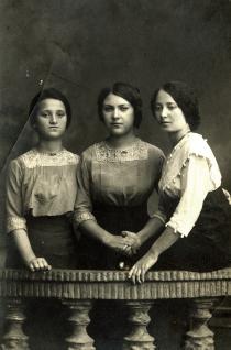 Sima Shvarts' aunts Fruma, Rakhil and Chaya Vainstein