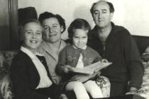 Bernard Knezo Schönbrun with his family