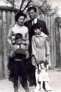 Feldmárová Irena férjével és gyermekeivel