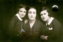 Marta Jakobovicová édesanyjával és nõvérével