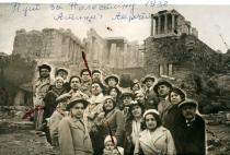 Matilda Kalef with a tourist group in front of the Acropolis