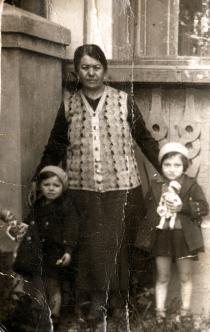 Matilda Cerge and her sister Breda Simonovic with their grandmother Matilda Kalef