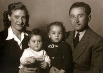 Maks Almozlino and family