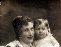 Heni Frischmann with her mother Magda