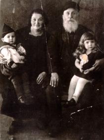 Bella Kisselgof , her grandfather Shymon Rivkin,
grandmother Riva Rivkina and cousin Yura