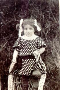 Bella Kisselgof 's mother Sofia Rivkina as a child
