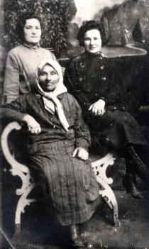 Evgenia Ershova's grandmother Genia Trahtenberg, her  mother Sonia Gutianskaya and her mother's sister Hontsia Trahtenberg