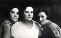 Evgenia Ershova's mother Sonia Gutianskaya with her her sisters Hontsia and Zlata Trahtenberg