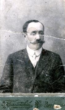 Engelina Goldentracht's grandfather Aron Stravets