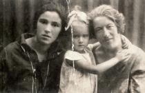 Faina Shlemovich with her mother and aunt