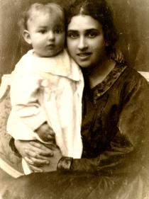 Isaac Gragerov with his mother