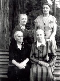 Ida Limonova's mother Rosalia Sneiderman and her sisters
