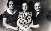 Sofia Rubinshtein with her sisters