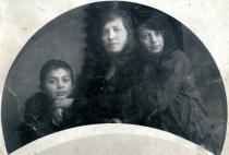Jemma Grinberg's father Moisey Grinberg, his sister Nehama and Leya