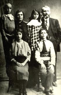 Leonid Karlinsky's grandfather's Pinhus Berhov family