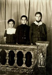 Leonid Karlinsky's father Meyer Karlinsky and his sisters: Hina, and Margola