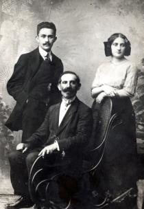 Moisey Goihberg's maternal grandfather, Gersh Voloshyn, 
with his nephew, Itshak Liber and niece, Mura Balaban