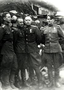 Moisey Goihberg with his comrades on the front