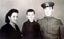 Naum Gorokhovskiy with his family