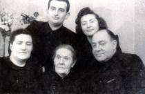 Seraphima Gurevich with her husband, 
Isaac Tomengauzer and her parents and grandmother