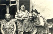 Vera Nezhynskaya and Moisey Nezhynski with their relative