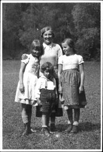 Mutter Lilly Brill mit ihren 3 Kindern