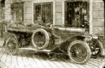Chauffeur Alfred mit dem Auto der Familie Brill