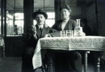 Hugo Fleischer und seine Mutter Anna