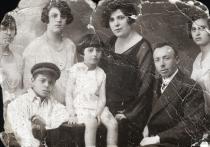 Rebeca Gershon-Levi with her parents and relatives
