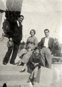 Raina Blumenfeld's uncles and aunts