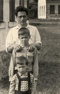 Asaf Auerbach with his sons Ivan and Pavel