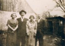 Agi Sofferova with her father and two siblings in Mukachevo