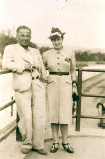 Mendu Kahan with his wife Herminka