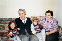 The Simas and their granddaughters
