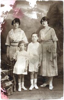 Pór Jenõné két gyerekével és húgával