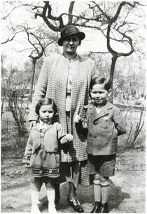 Haskó Györgyike testvérével és édesanyjával