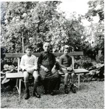 Haskó Györgyike bátyjával és nagymamájával