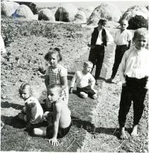 Haskó Györgyike nyaraláskor a falubeli gyerekekkel