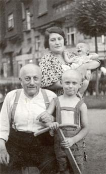 Klein Menyhértné Ander Erzsébet apjával, fiával és unokaöccsével