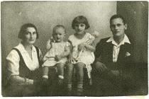 Lõwinger Lajosné és a családja