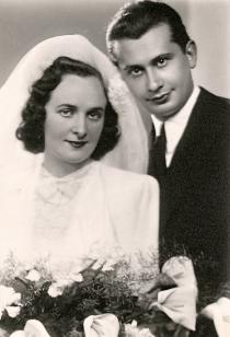 Vágó Istvánné és férje esküvõi képe