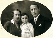 Dr. Menczel Félix feleségével és fiával